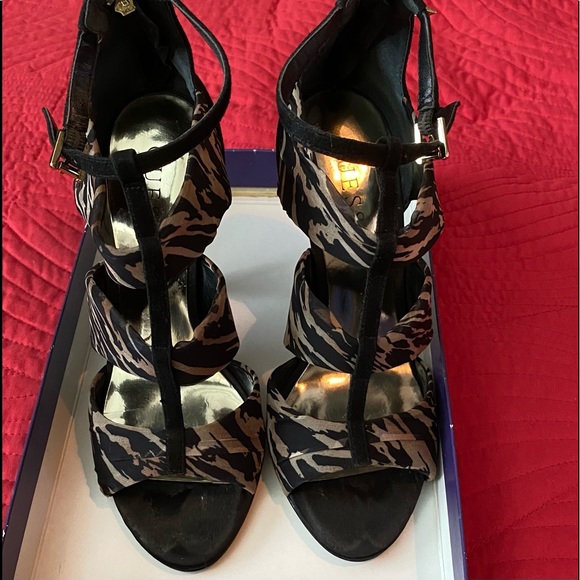 “Guess” Black Tiger Print Heels.  4 1/2 inch heel. - Picture 1 of 5
